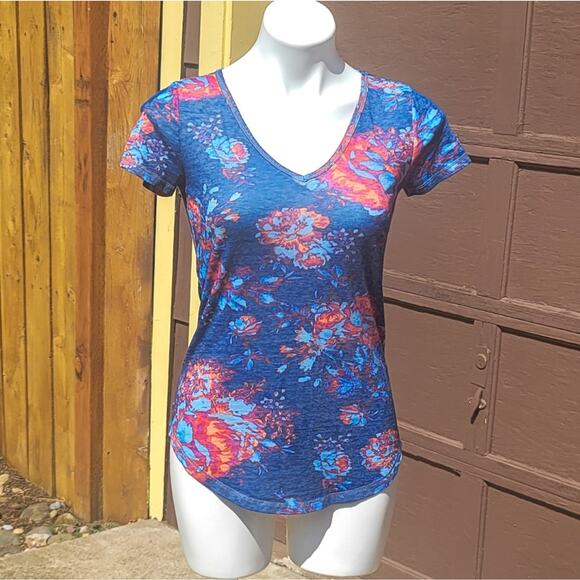 FREE with bundle! Mudd floral v neck tee size XS - Picture 2 of 8